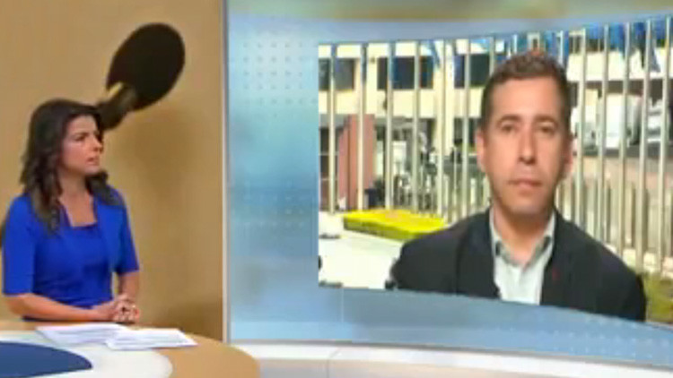Eurodiputado deja en ridículo a reportera durante una entrevista sobre Venezuela (VIDEO)