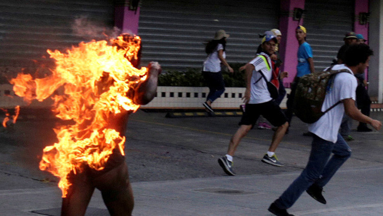 "Tiene que morirse ese chavista", le gritaban al joven quemado por opositores