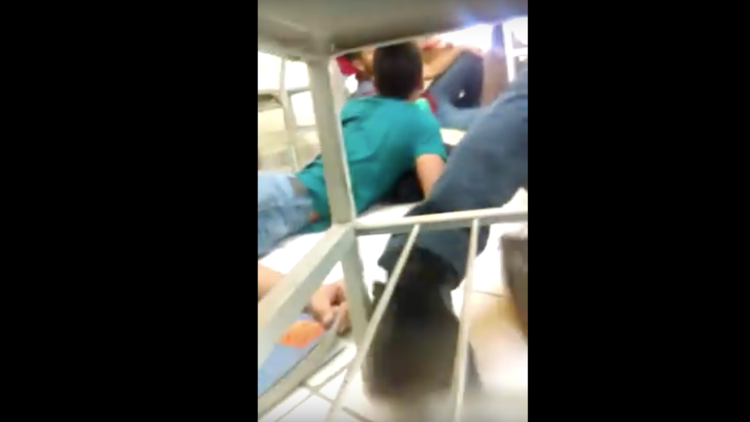 VIDEO: Estudiantes se esconden bajo sus pupitres durante una balacera en Sinaloa