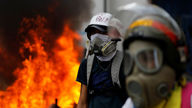 Opositores venezolanos degüellan a un hombre durante las protestas en Caracas