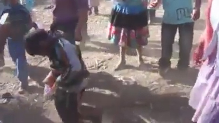 Video: Un niño embriagado por adultos en una celebración tradicional indigna a Perú