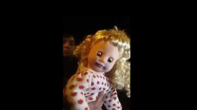 Una muñeca 'poseída' que no tiene baterías habla y mueve la cabeza 
