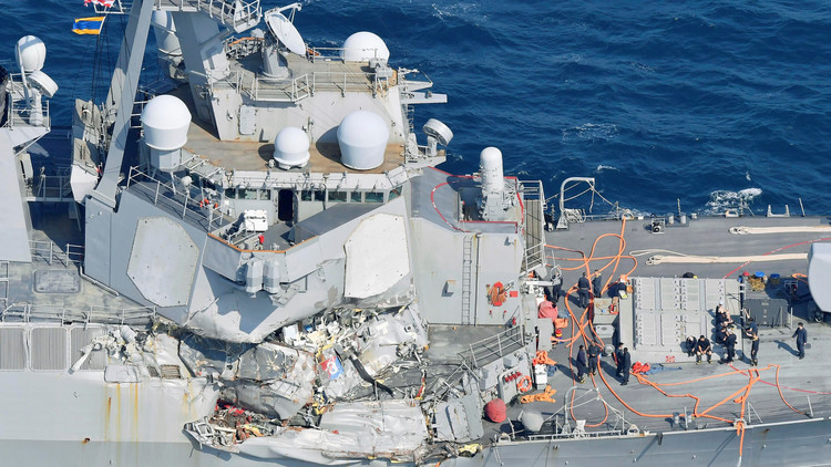 VIDEO: Un destructor de EE.UU. choca contra un buque mercante frente a la costa japonesa