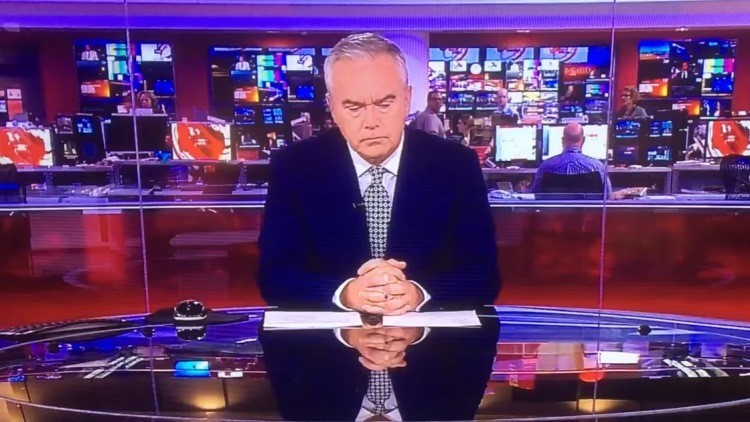 Noticia 'urgente': un presentador de la BBC pasa dos minutos en silencio en vivo y se vuelve viral
