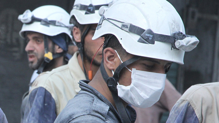 Cascos blancos se deshacen de cuerpos mutilados de soldados sirios (FUERTE VIDEO)