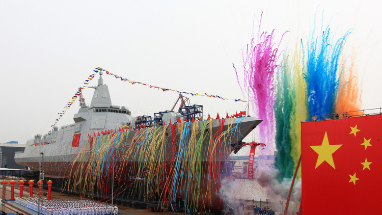 VIDEO: China bota el primer buque de su nueva gama de destructores y lo muestra lanzando misiles
