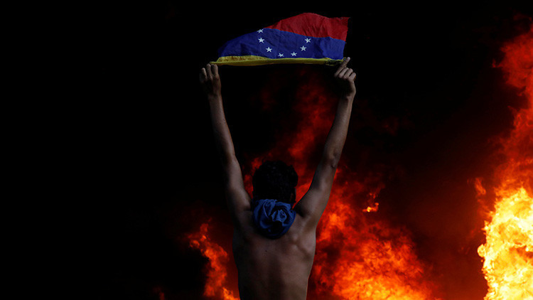 Grupos opositores en Venezuela queman 50 toneladas de alimentos