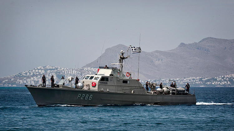 Un barco guardacostas griego abre fuego contra un carguero turco en el mar Egeo (VIDEO, FOTOS)