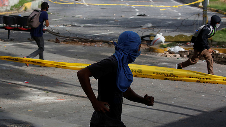 Testimonio de un menor venezolano encapuchado: "Me inicié en las guarimbas bajo amenaza"