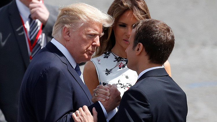 VIDEO: El 'eterno', incómodo y doble apretón de manos de Trump con Macron y su esposa