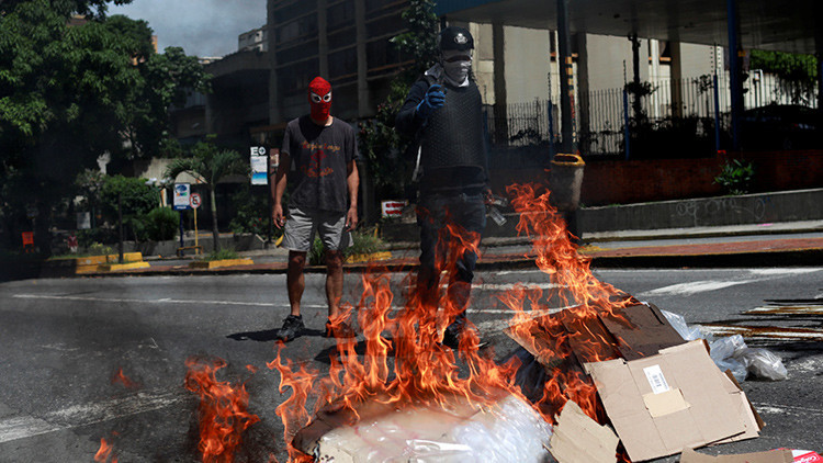 "O cierras o te cierro": opositores venezolanos siembran el terror entre los comerciantes