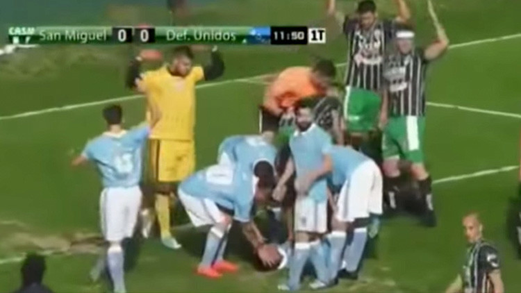 Héroe sin capa: Un árbitro le salva la vida a un jugador durante un partido en Argentina (VIDEO)