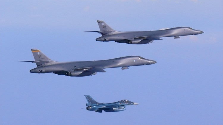 Dos bombarderos de EE.UU. sobrevuelan la península coreana tras el ensayo de misiles de Pionyang
