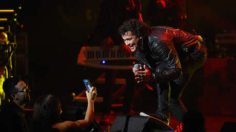 Video y memes: Una apasionada fan le roba un beso a Carlos Vives en pleno concierto