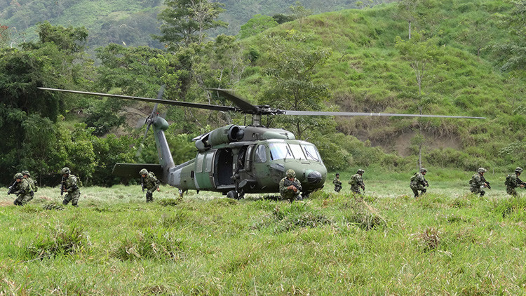Colombia amplía su presupuesto militar y destina más efectivos a su frontera con Venezuela