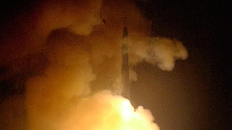 EE.UU. lanza un misil intercontinental tras la prueba de un proyectil norcoreano (VIDEO)