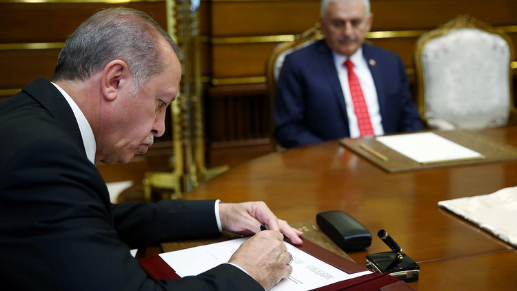 Turquía reemplaza a los jefes de las tres ramas militares