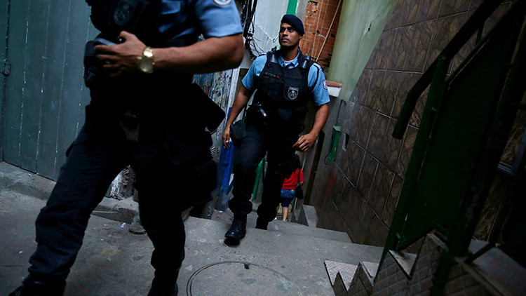Turista británica busca agua y acaba baleada por unos narcos en una favela en Brasil