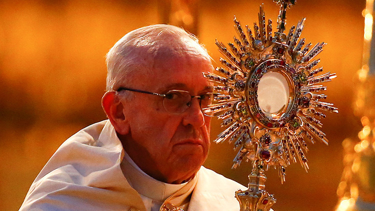 Francisco pide perdón por la "monstruosidad" de los sacerdotes pedófilos