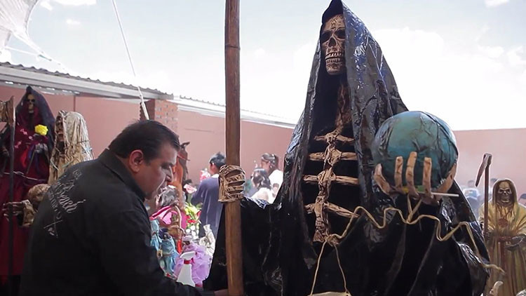 El siniestro culto de México: peregrinos honran a la Santa Muerte de Tepatepec (VIDEO)