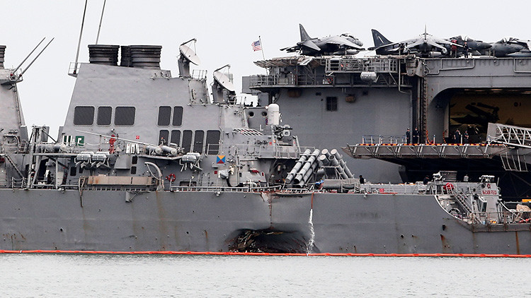 Descubren restos de marinos desaparecidos a bordo del destructor que colisionó en Singapur