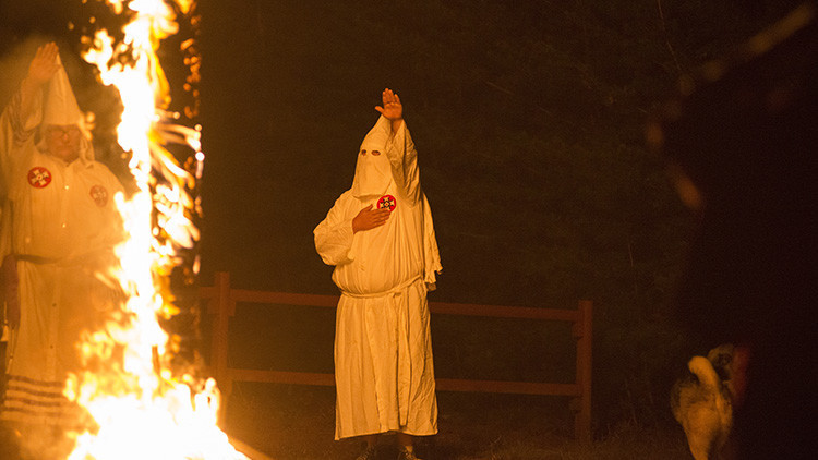 "Mis acciones fueron despreciables": el cura católico que confesó haber militado en el Ku Klux Klan