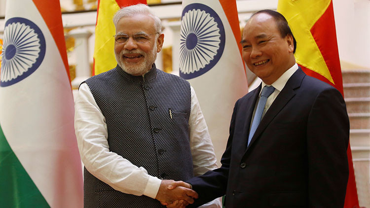 India tiende puentes con Vietnam para desafiar a China "en su patio trasero"