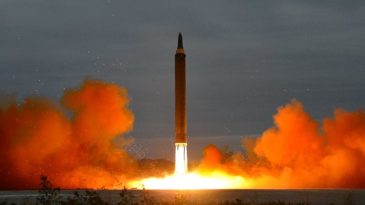 Corea del Norte difunde fotos del reciente lanzamiento de misil balístico