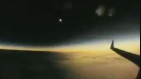 El impresionante 'eclipse solar total americano' visto desde un avión