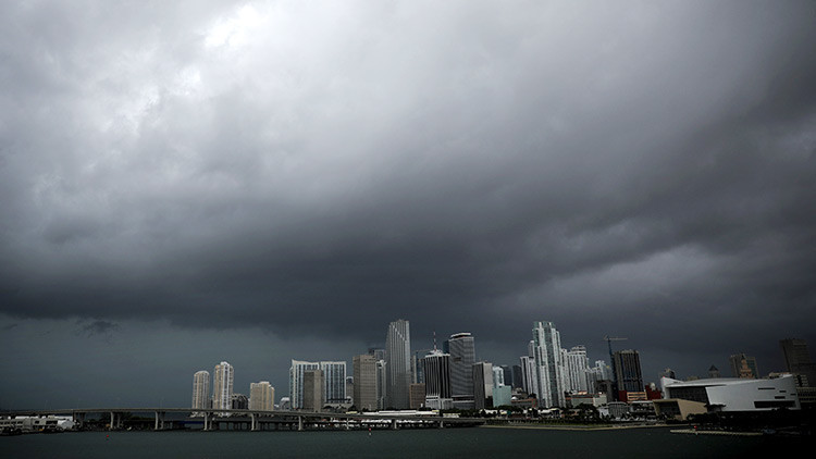 Nueve condados de Florida bajo alerta de tornados mientras se acerca el huracán Irma 
