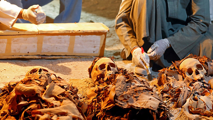 FOTOS: Hallan en Egipto una tumba repleta de momias y de joyas de más de 3.000 años de antigüedad