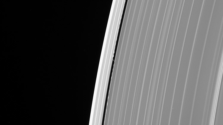 Cassini captura algo misterioso en los anillos de Saturno antes de desintegrarse
