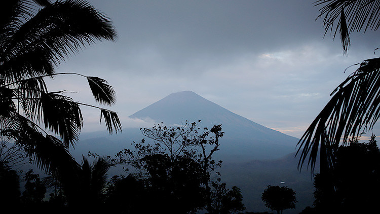 VIDEO, FOTOS: Evacúan a 35.000 personas en Bali por actividad volcánica