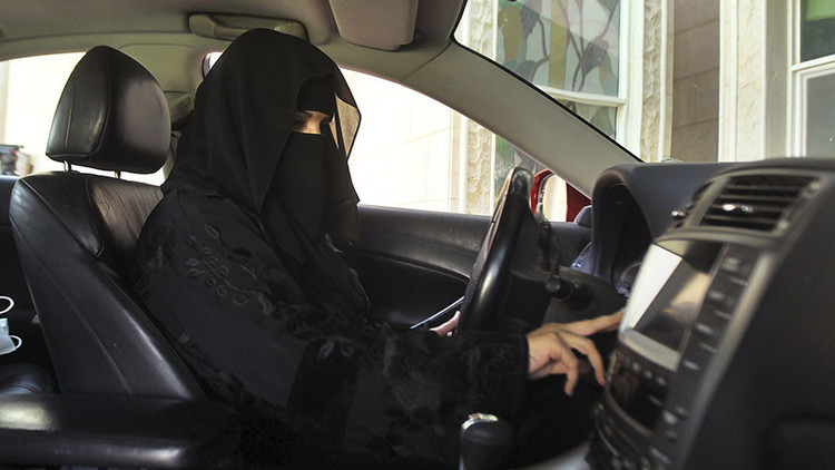 El rey saudita emite un decreto para que las mujeres puedan conducir