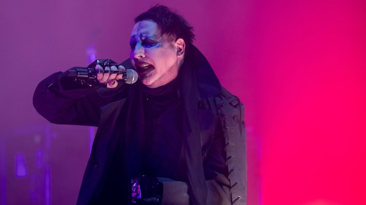 Video: Marilyn Manson, aplastado por dos enormes accesorios en pleno concierto