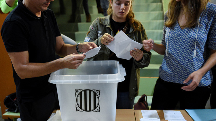 Cataluña: publican imágenes de personas votando varias veces en colegios distintos (FOTOS)