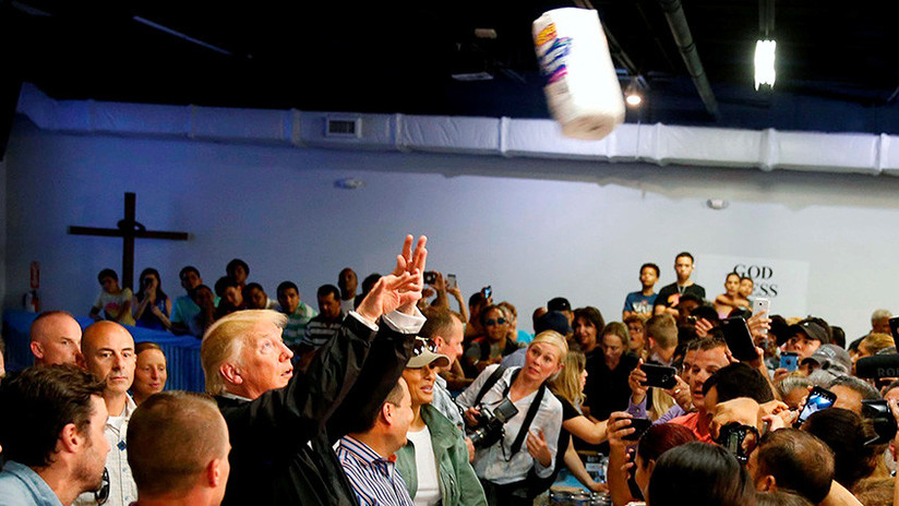 ¿Ayuda humanitaria? Trump lanza paquetes con toallas de papel a los puertorriqueños