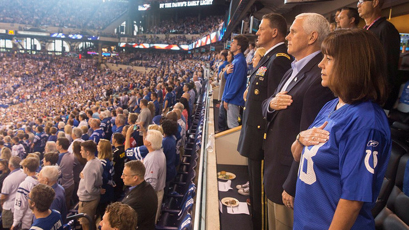 Jugadores de la NFL se arrodillan durante el himno y el vicepresidente de EE.UU. abandona el partido
