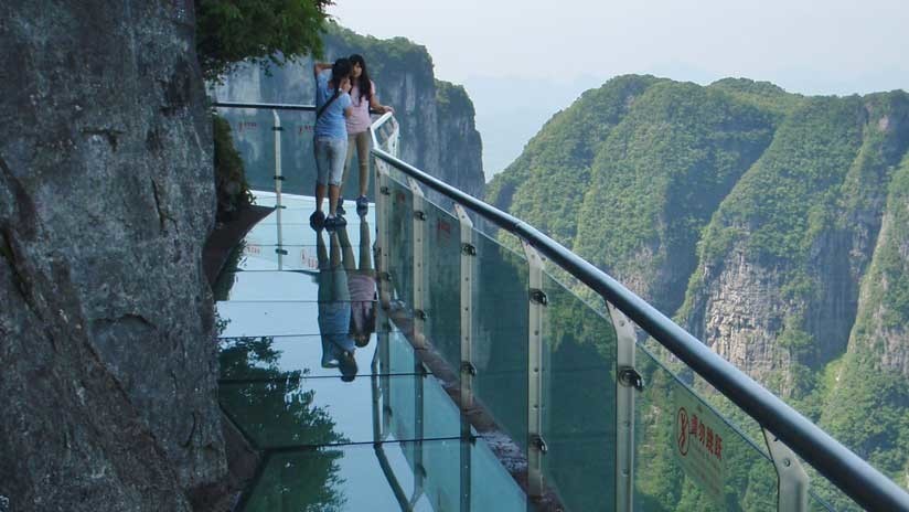 VIDEO: Una pasarela de cristal a 1.200 metros de altura 'se rompe' bajo los pies de un hombre