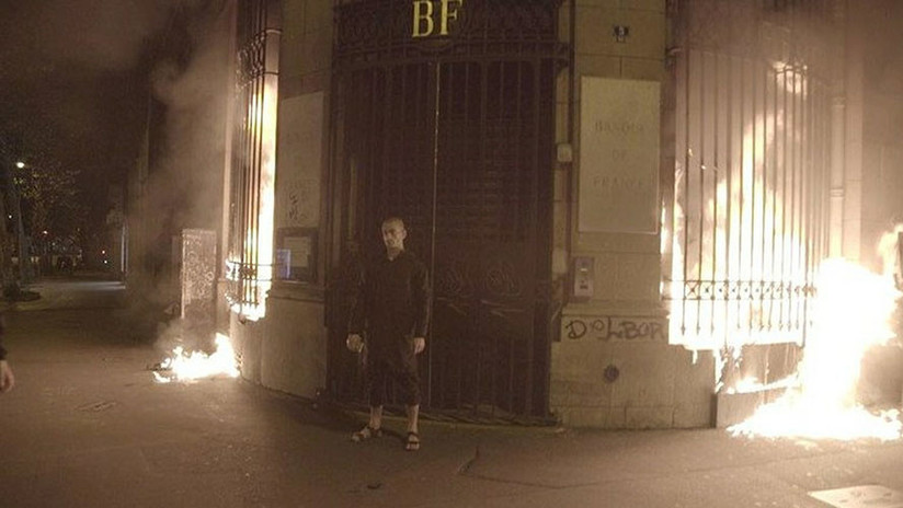 El artista ruso que se clavó el escroto a la Plaza Roja incendia la entrada del Banco de Francia 