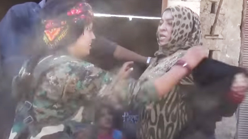 VIDEO: Una mujer siria se quita la burka para celebrar su liberación del Estado Islámico