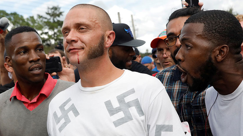 "¿Por qué no me quieres?" Un afroamericano abraza a un neonazi durante una protesta en EE.UU.