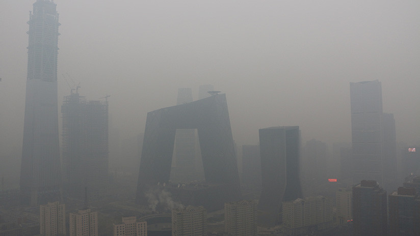 Imágenes apocalípticas desde China, donde el 'smog' envuelve ciudades y paraliza autopistas