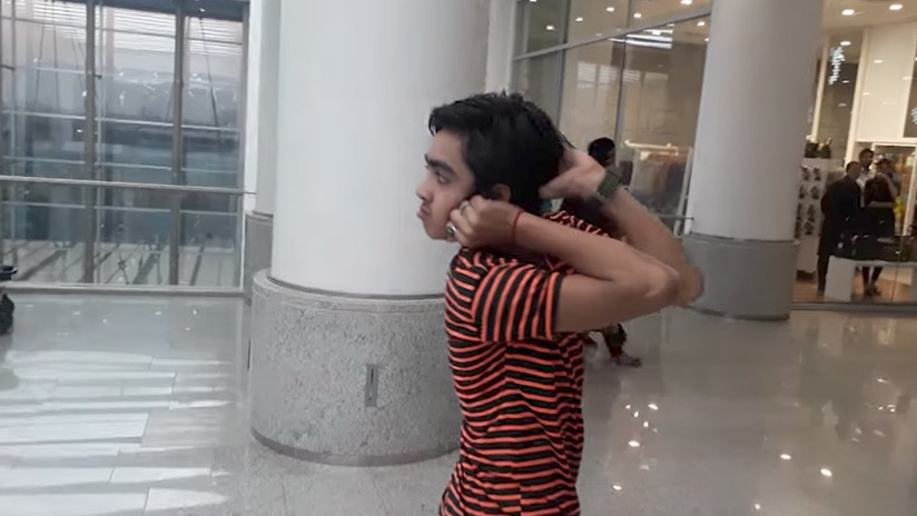 "El búho humano": Asombroso niño de 14 años es capaz de girar su cabeza 180 grados (VIDEO)