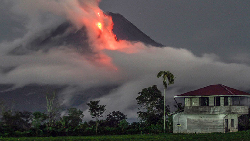 Se registra una fuerte erupción en un volcán de Indonesia