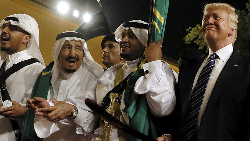 Economista: Arabia Saudita quiere "ponerle fin a la dependencia del dólar"
