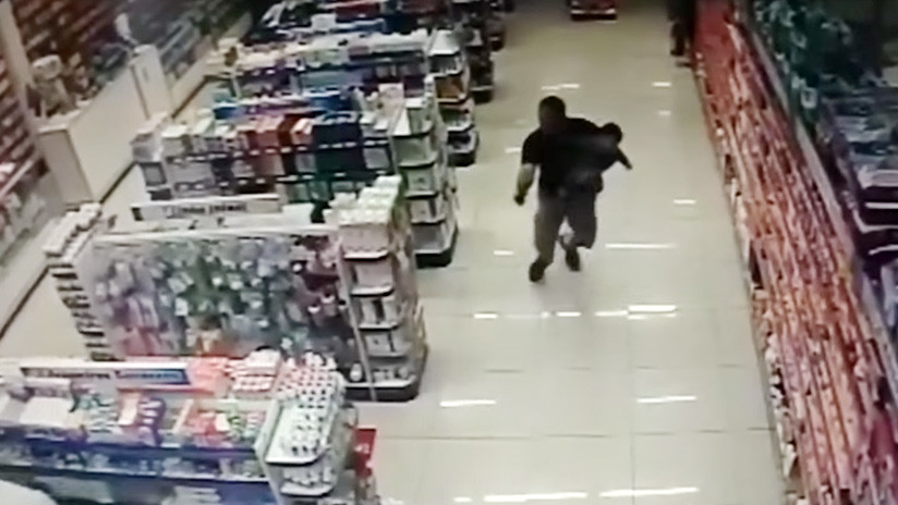 VIDEO: Un policía fuera de servicio mata a dos asaltantes con su bebé en brazos