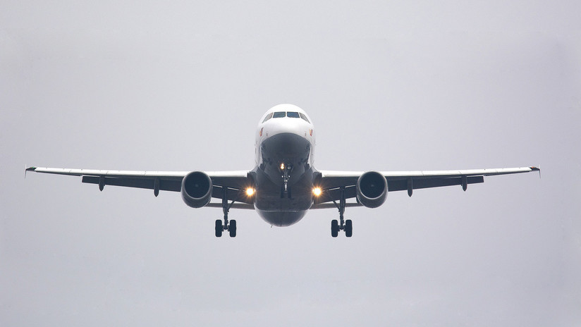 "¿Debería preocuparme?" Un pasajero 'abre' la ventanilla de un avión en pleno vuelo (VIDEO)