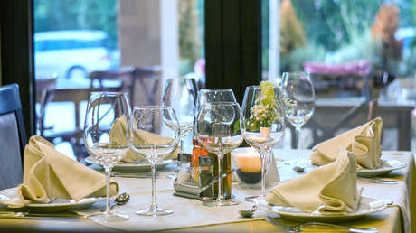 ¡Seguro que no se mancha el traje!: Abre en París el primer restaurante para nudistas