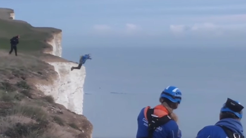 Saltador de base se lanza por un acantilado de 160 metros para salvar a su amigo (VIDEO)